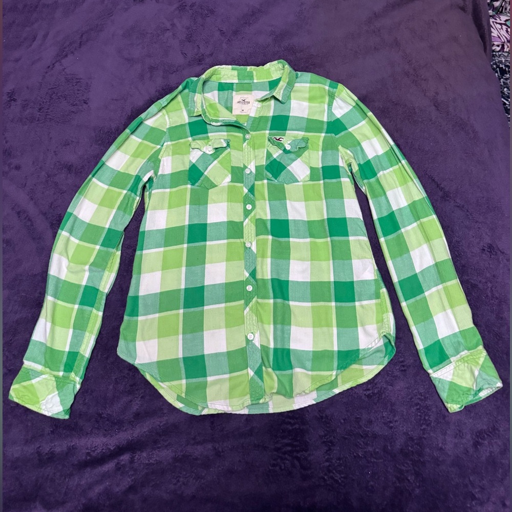 Hollister Button down long sleeve shirt. Womens size M 
Green
Great condition